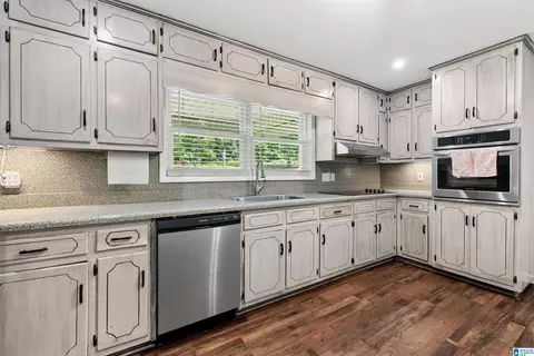 Kitchen - 165 Brewer Ln, Warrior, AL 35180 photo 2 of 3
