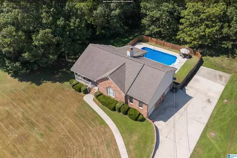 6621 Red Leaf Ln, Hueytown, AL 35023