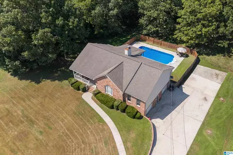 6621 Red Leaf Ln, Hueytown, AL 35023