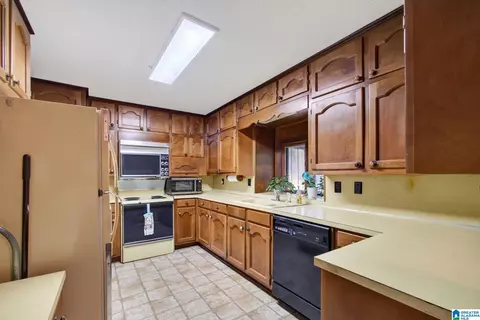 Kitchen - 501 Pineview Rd, Clanton, AL 35045 photo 1 of 3