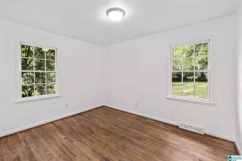Bedroom - 1014 3rd Ave NW, Alabaster, AL 35007 photo 2 of 3