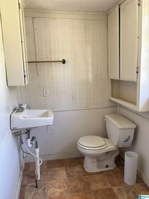 Bath - 612 3rd Pl, Jasper, AL 35501 photo 3 of 3