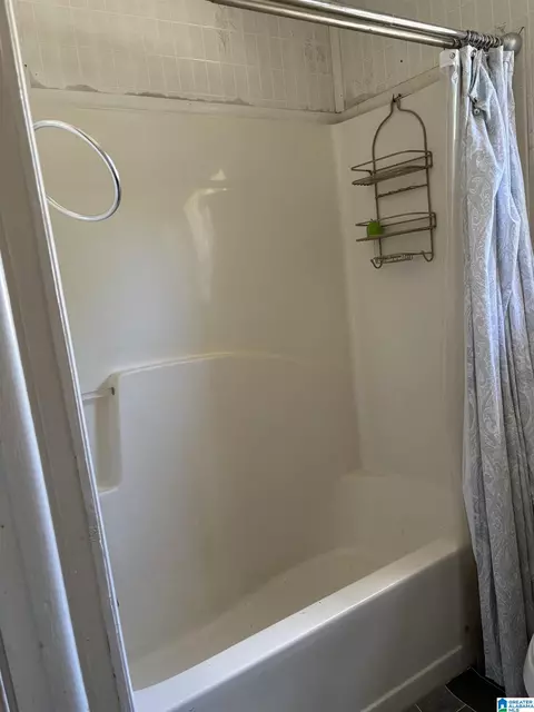 Bath - 612 3rd Pl, Jasper, AL 35501 photo 2 of 3