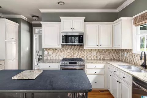 Kitchen - 4516 Eagle Point Dr, Birmingham, AL 35242 photo 5 of 7