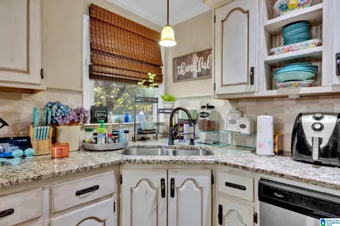 Kitchen - 151 Crest Dr, Dora, AL 35062 photo 2 of 3