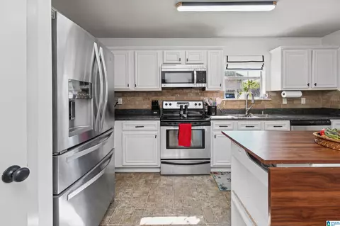 Kitchen - 134 Falling Waters Ln, Maylene, AL 35114 photo 4 of 4
