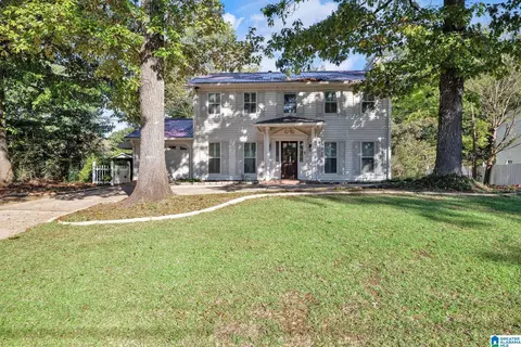 762 Oak Dr E, Trussville, AL 35173