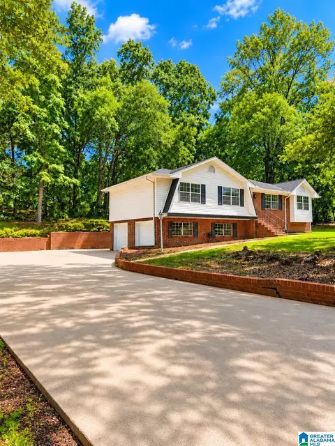 209 W Oak Dr, Trussville, AL 35173