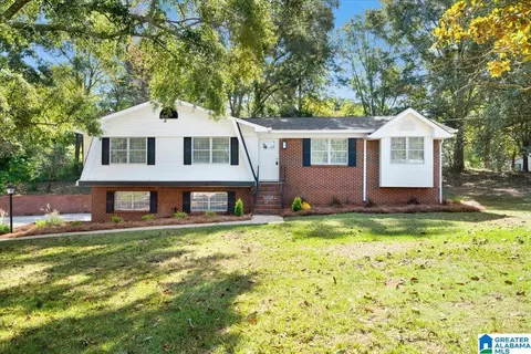 209 W Oak Dr, Trussville, AL 35173