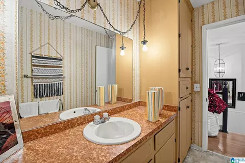 Bath - 902 Dubois St, Dothan, AL 36303 photo 3 of 6