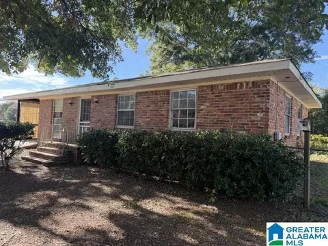 114 Shields Dr, Talladega, AL 35160