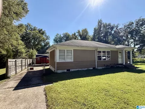 104 E Crest Rd, Hueytown, AL 35023