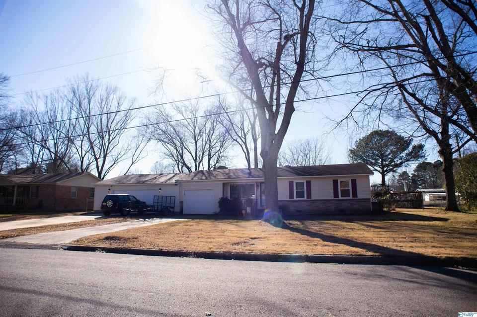 403 Broadway St, Hartselle, AL 35640 33 Photos MLS 1803159 Movoto