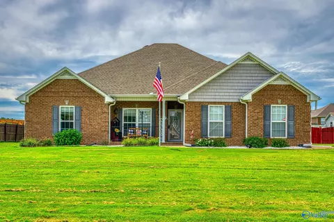68 Isabella Ct, Killen, AL 35645 photo 1