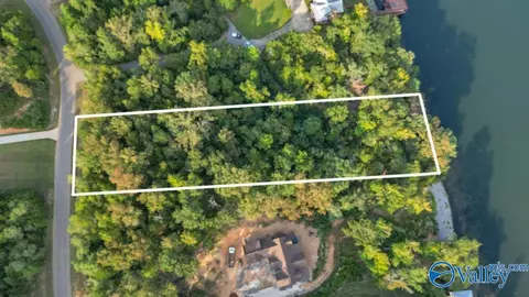 1927 Lookout Mountain Dr, Scottsboro, AL 35769