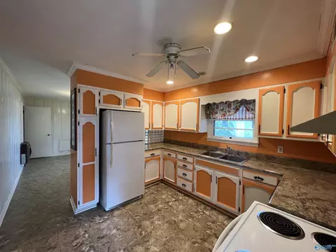 302 4th St, Arab, AL 36016 photo 6