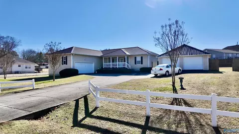100 Plantation Dr, Albertville, AL 35951