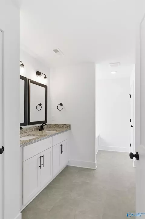 Bath - 15400 Springbrook Trce, Athens, AL 35611 photo 5 of 8