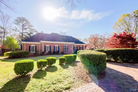 1706 Woodmont Dr, Decatur, AL 35601