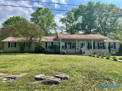 22 Livingstone Ln, Decatur, AL 35603