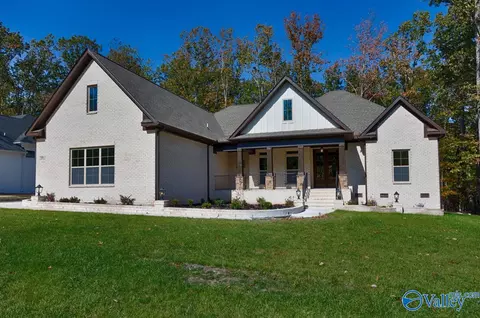 215 Idle Creek Dr, Huntsville, AL 35811