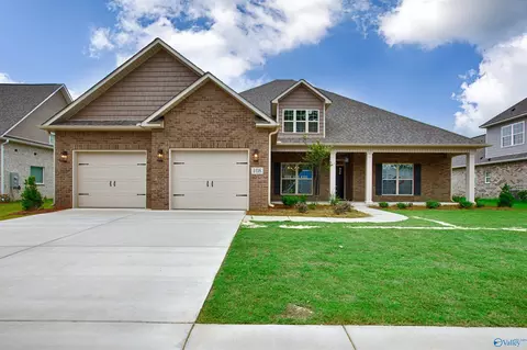 141 Pat Cain Dr, New Market, AL 35761