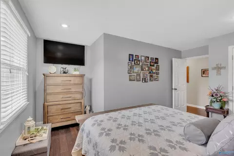 Bedroom - 9176 Turtle Point Dr, Killen, AL 35645 photo 7 of 12