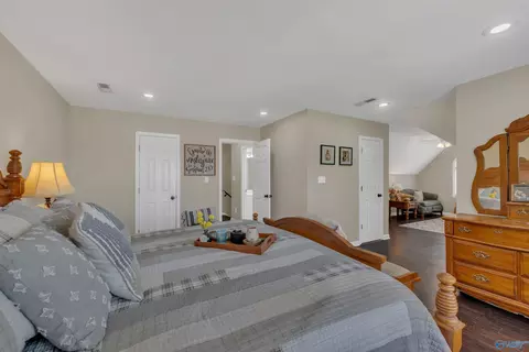 Bedroom - 9176 Turtle Point Dr, Killen, AL 35645 photo 10 of 12