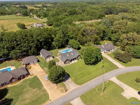 110 Cloverleaf Cir, Killen, AL 35645 photo 2