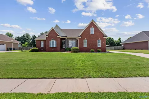 226 Twin Lakes Dr, New Market, AL 35761