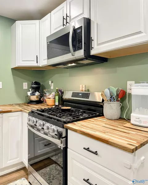 Kitchen - 252 N Greenway Dr, Trinity, AL 35673 photo 6 of 7