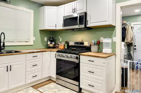 Kitchen - 252 N Greenway Dr, Trinity, AL 35673 photo 2 of 7