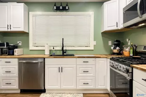 Kitchen - 252 N Greenway Dr, Trinity, AL 35673 photo 5 of 7