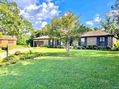 806 Petitt Cir, Huntsville, AL 35802