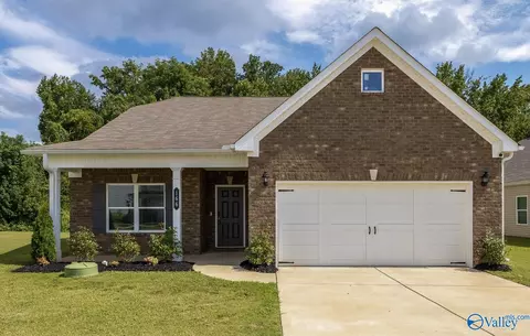 166 Lincoln Gray Cir, New Market, AL 35761