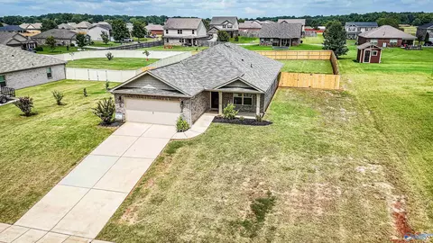 165 Meadow Ridge Dr, Hazel Green, AL 35750