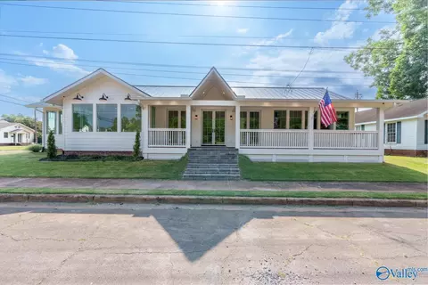 109 W 2nd St, Tuscumbia, AL 35674