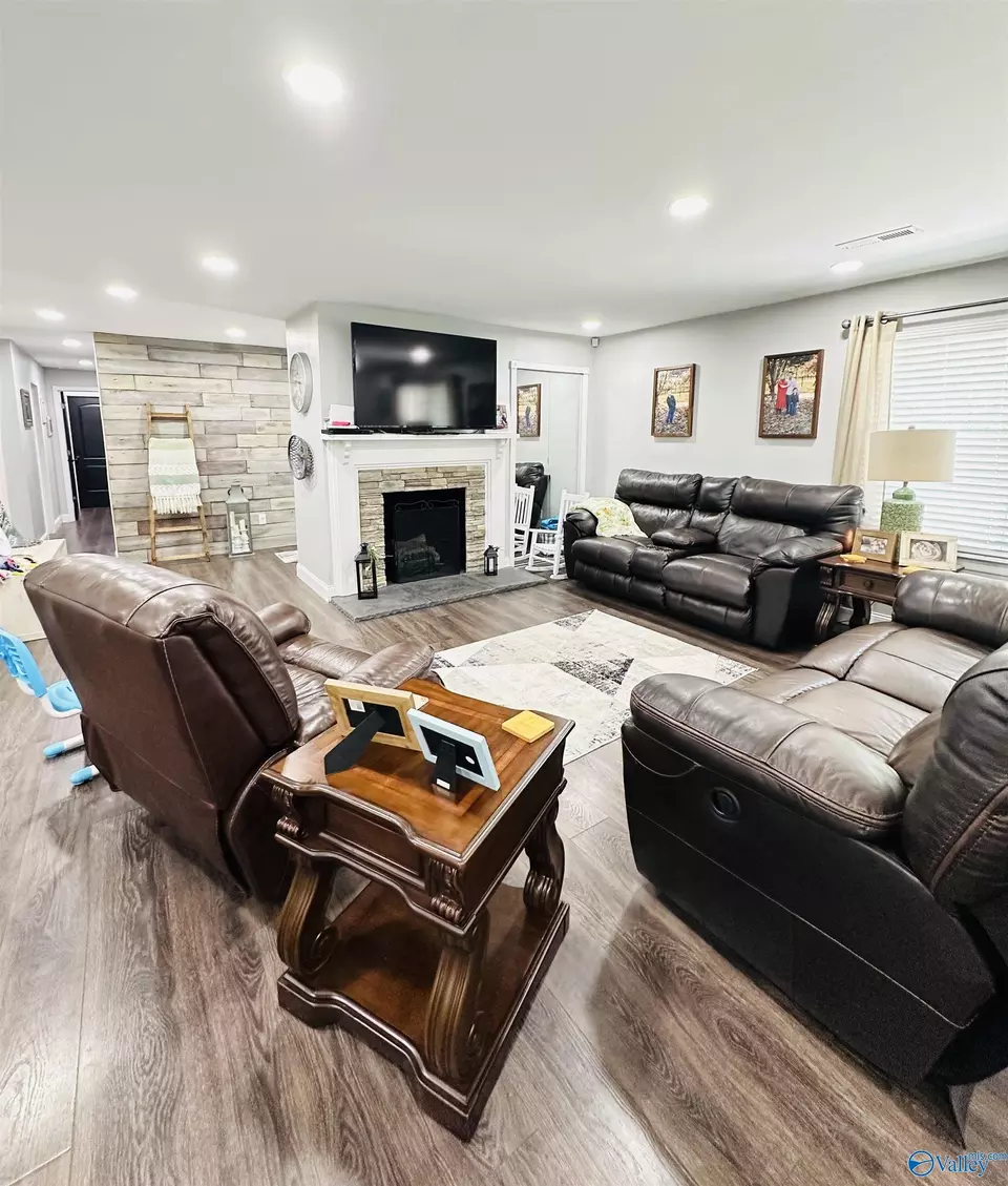 Living - 988 County Road 343, Russellville, AL 35654 photo 1 of 2