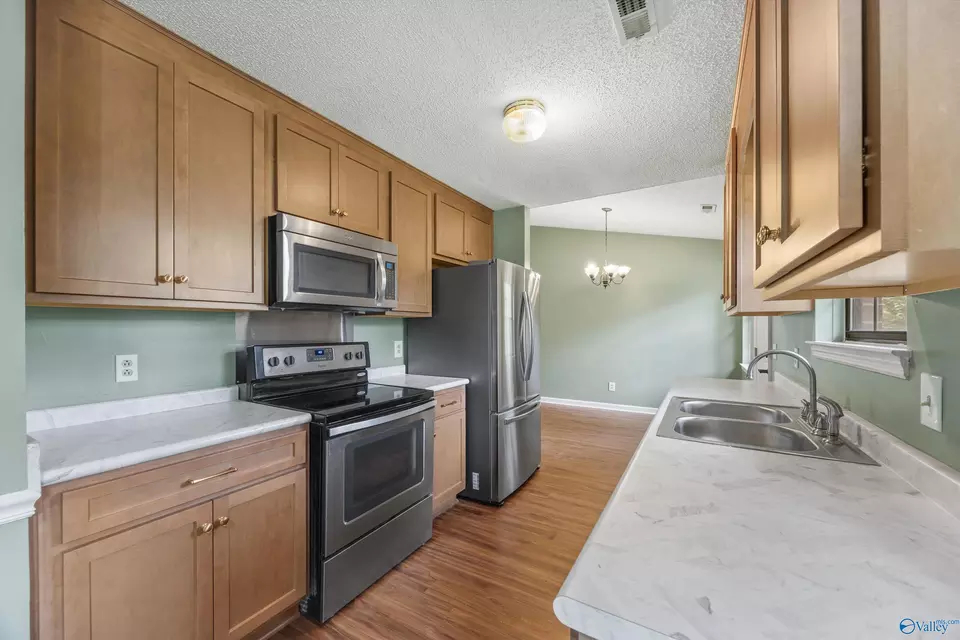 Kitchen - 107 Coppersmith Cir, New Market, AL 35761 photo 2 of 2