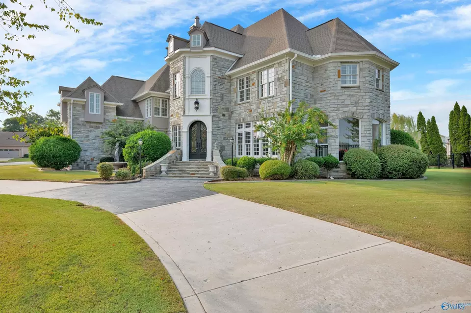 Exterior - 10 Lake Forest Blvd, Huntsville, AL 35824 photo 1 of 5