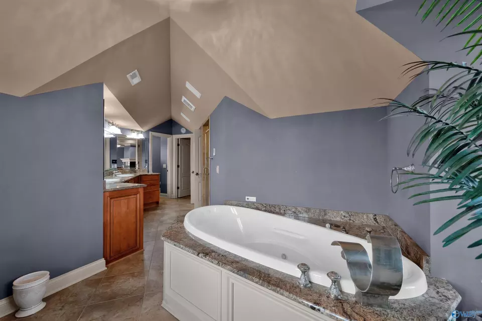 Bath - 10 Lake Forest Blvd, Huntsville, AL 35824 photo 4 of 9
