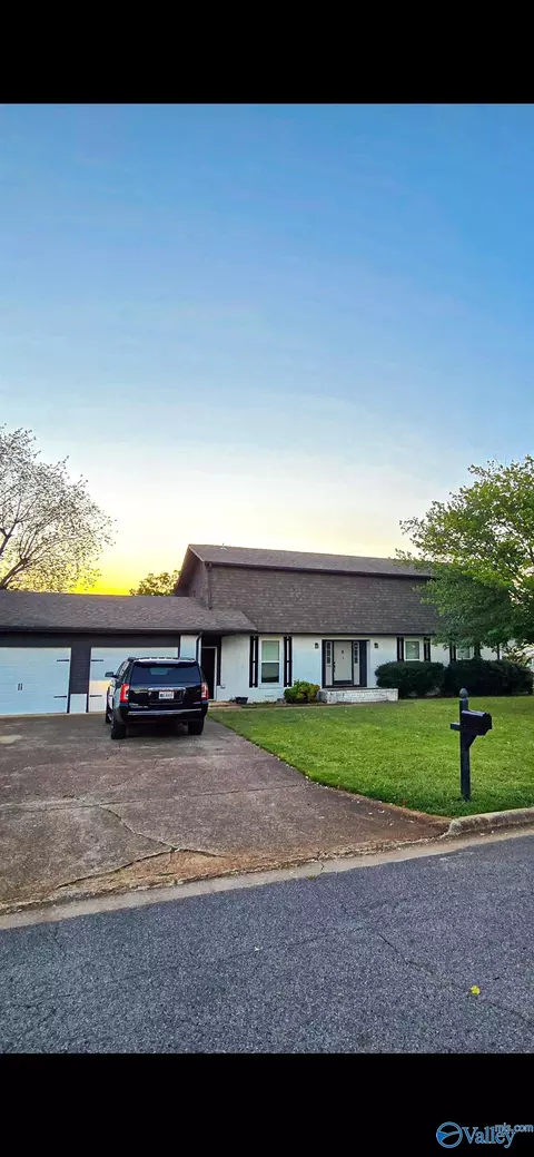 100 Hickory Dr, Muscle Shoals, AL 35661