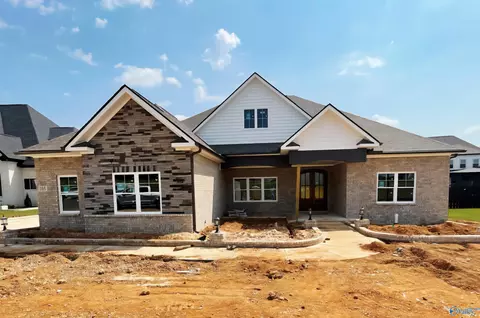 105 Sickle Mower Cir, New Market, AL 35761