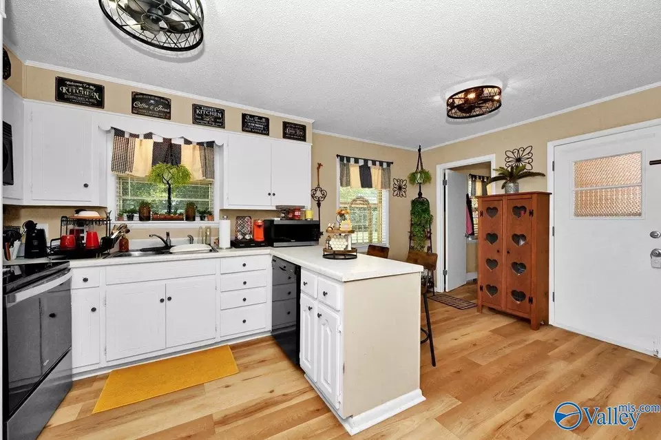 Kitchen - 19954 Al Hwy 33, Moulton, AL 35650 photo 2 of 3
