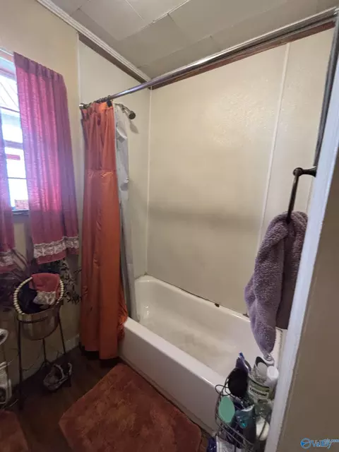 Bath - 1017 Third Ave, Gadsden, AL 35901 photo 2 of 2
