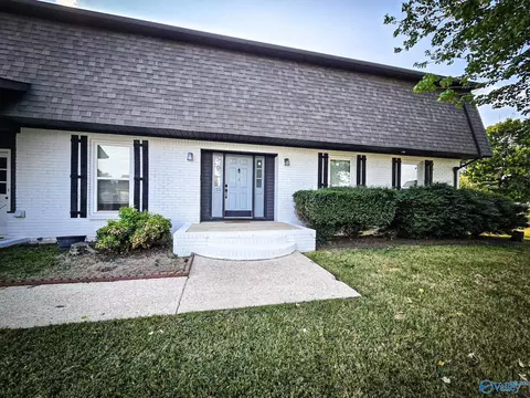 100 Hickory Dr, Muscle Shoals, AL 35661