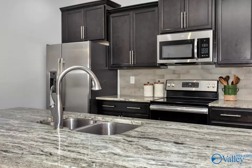 Kitchen - 243 Iron Cir, Meridianville, AL 35759 photo 4 of 4