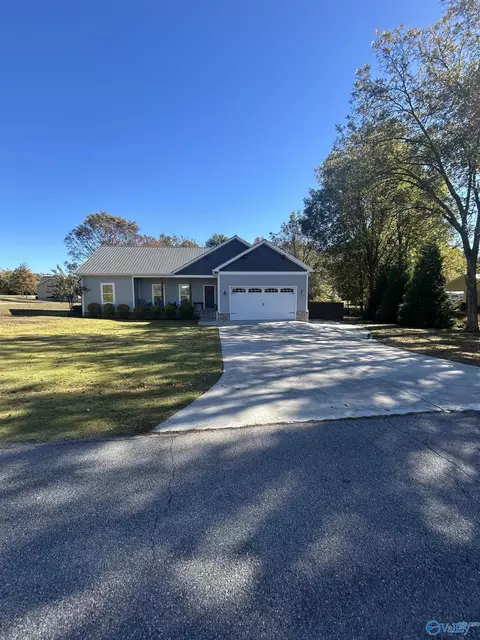 43 Red Barn Rd, Guntersville, AL 35976
