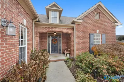 2901 Merwin Dr, Owens Cross Roads, AL 35763