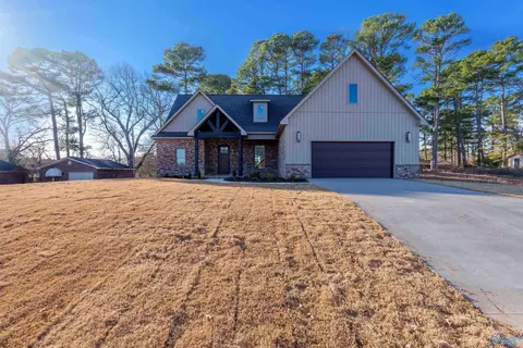 687 Oakview Cir, Killen, AL 35645